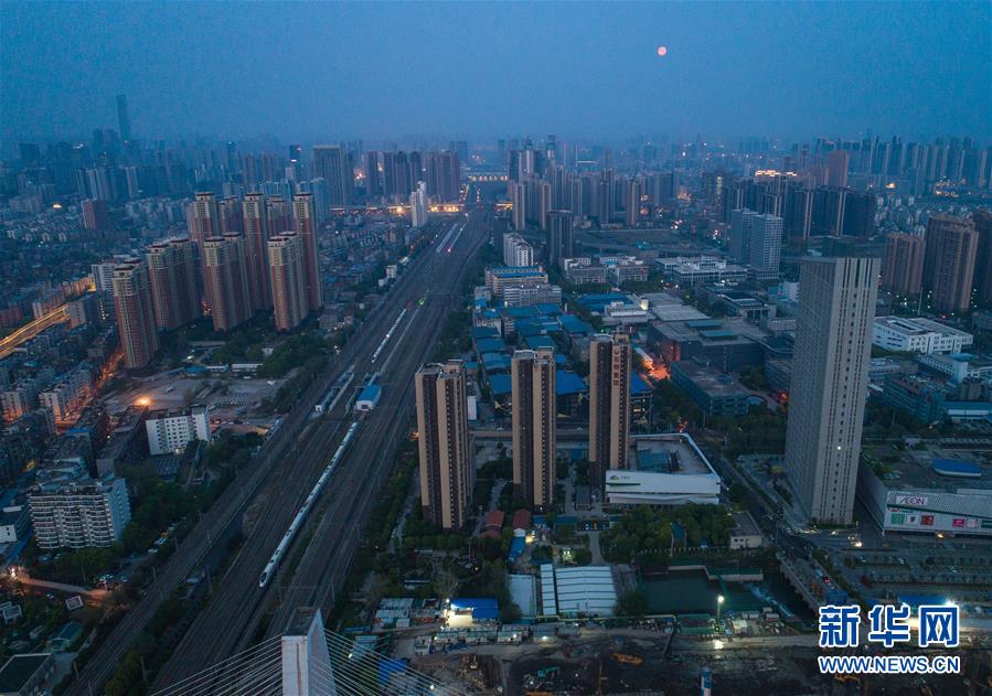 （新華全媒頭條&middot;圖文互動）（4）武漢重啟，不負(fù)春天&mdash;&mdash;寫在武漢&ldquo;解封&rdquo;之際