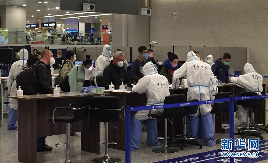 （在習近平新時代中國特色社會主義思想指引下&mdash;&mdash;新時代新作為新篇章&middot;習近平總書記關(guān)切事&middot;圖文互動）（3）千方百計扎牢疫情防控網(wǎng)