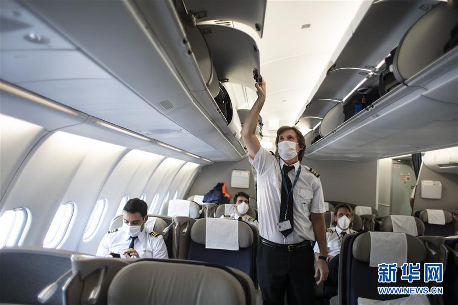 (圖文互動(dòng)·國(guó)際疫情)(4)通訊:3.8萬(wàn)公里的航程 跨越大洋的情誼——記阿根廷從中國(guó)運(yùn)載防疫物資