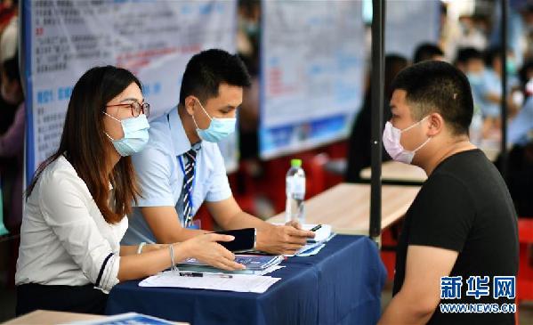 （聚焦復(fù)工復(fù)產(chǎn)）（3）?？谂e辦&ldquo;戰(zhàn)疫情&middot;促就業(yè)&rdquo;招聘會