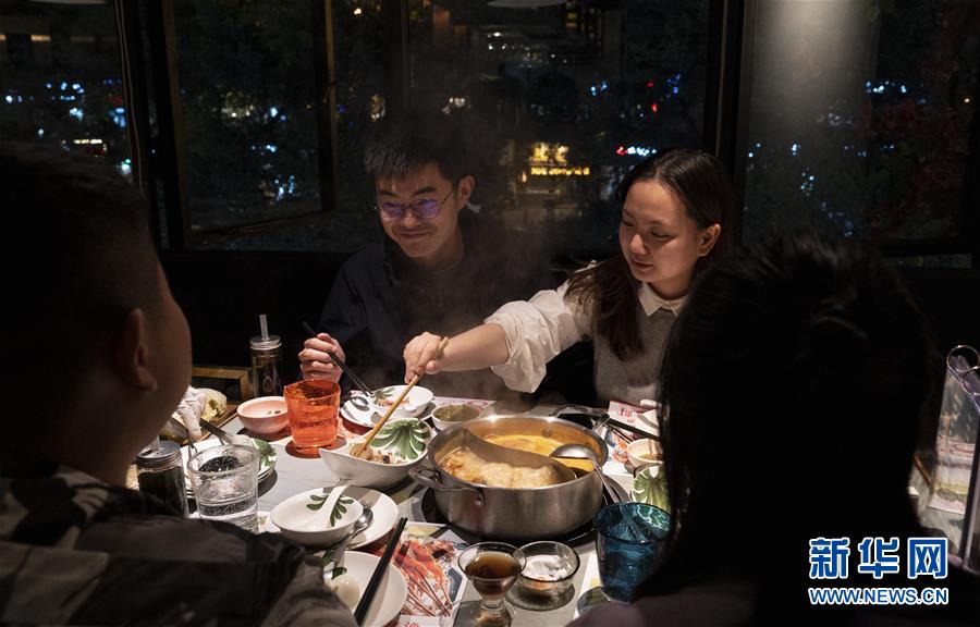(圖文互動)(5)火鍋與分餐制“同行”——四川成都餐飲新風(fēng)尚觀察