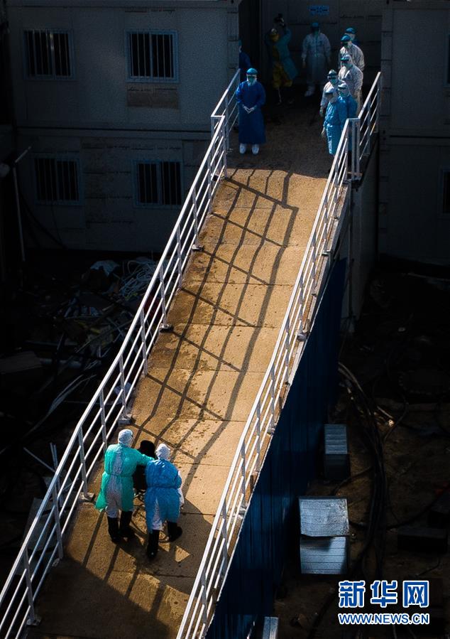 （聚焦疫情防控·圖文互動(dòng)）（10）分秒必爭(zhēng)！一切為了治病救人——中國抗疫生命至上的生動(dòng)實(shí)踐