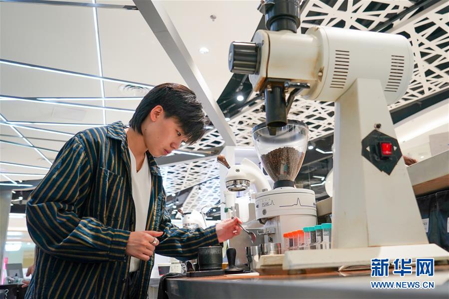 （圖文互動(dòng)）（3）&ldquo;觸網(wǎng)&rdquo;直播間 引領(lǐng)&ldquo;小眾圈&rdquo;&mdash;&mdash;新興職業(yè)青年的初心與匠心