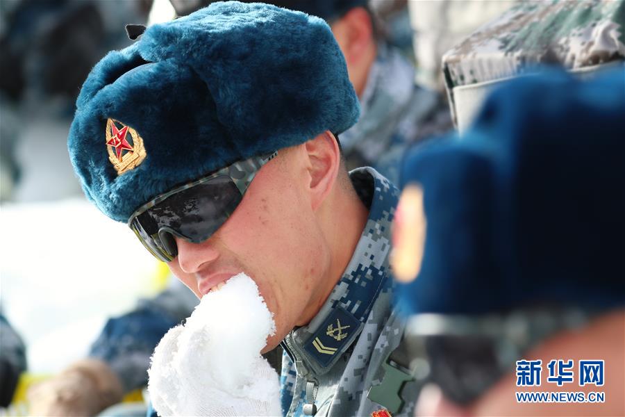 （圖文互動(dòng)）（3）特寫(xiě)：山再高，也要把給養(yǎng)送上去！