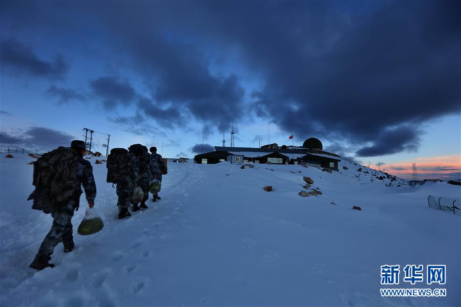 （圖文互動(dòng)）（5）特寫(xiě)：山再高，也要把給養(yǎng)送上去！