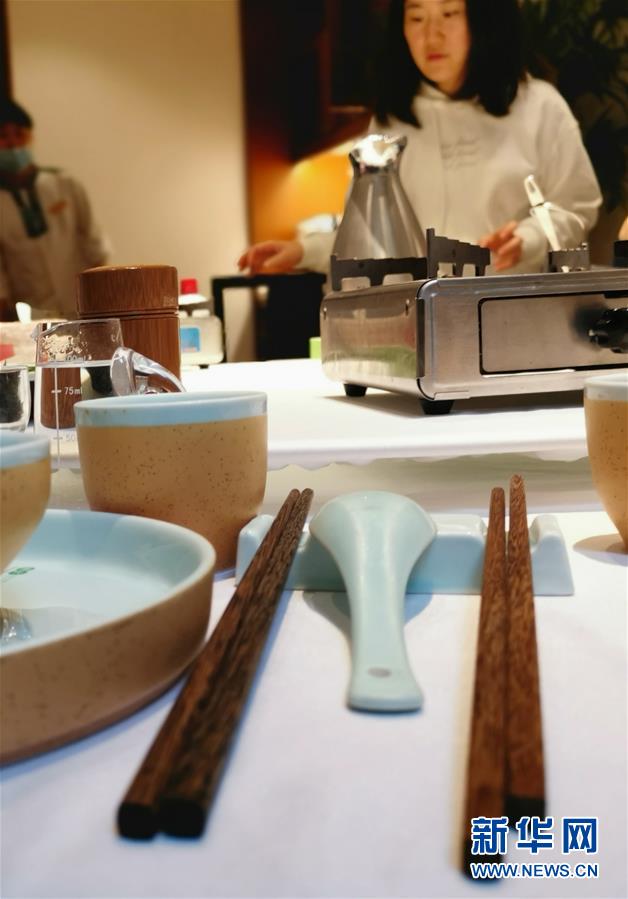 （圖文互動(dòng)）“公筷公勺”上桌難在哪？——長(zhǎng)沙市部分餐飲場(chǎng)所見聞