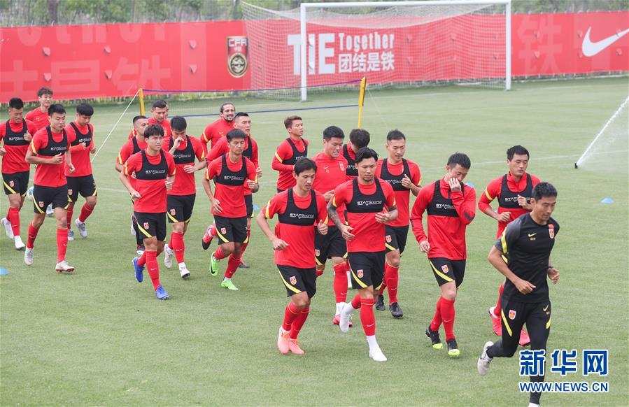 （體育）（1）足球&mdash;&mdash;國家男足在滬集訓(xùn)