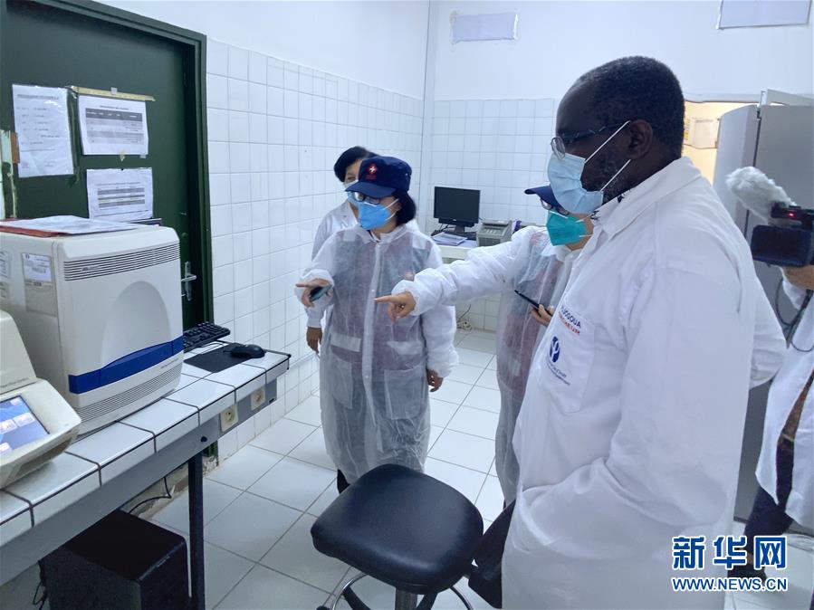 （新華全媒頭條·圖文互動(dòng)）（13）“始終把人民群眾生命安全和身體健康放在第一位”——中國(guó)抗疫彰顯“生命至上、人民至上”理念