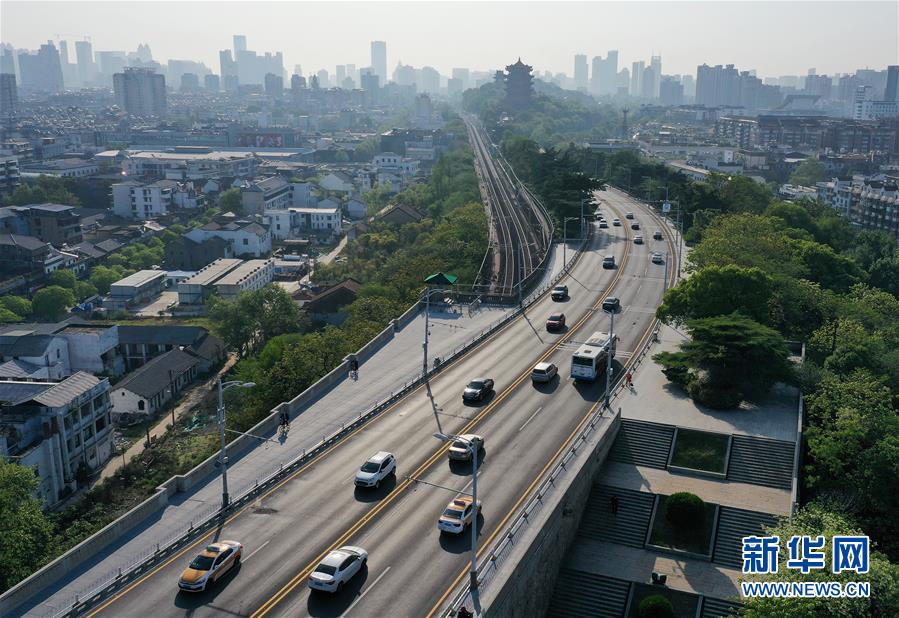 （新華全媒頭條&middot;圖文互動）（13）從人民中汲取磅礴力量&mdash;&mdash;習近平總書記同出席2020年全國兩會人大代表、政協(xié)委員共商國是紀實