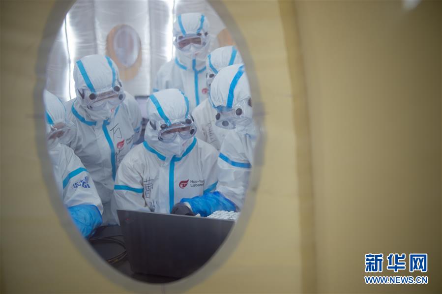 （新華全媒頭條·圖文互動）（3）構(gòu)筑守護城市、守護生命的堅強防線——北京開展大規(guī)模核酸檢測