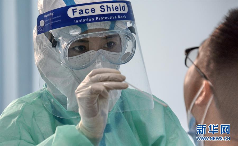 （新華全媒頭條·圖文互動）（11）構(gòu)筑守護城市、守護生命的堅強防線——北京開展大規(guī)模核酸檢測