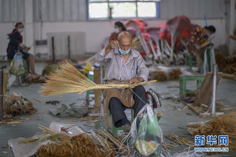 (決戰(zhàn)決勝脫貧攻堅·圖文互動)(3)“掃”出脫貧路:南疆深貧村巧變“創(chuàng)業(yè)村”