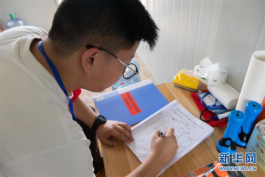 （防汛抗洪·圖文互動(dòng)）（4）在大堤上成長，為人民守護(hù)——洪水中的青年“生力軍”