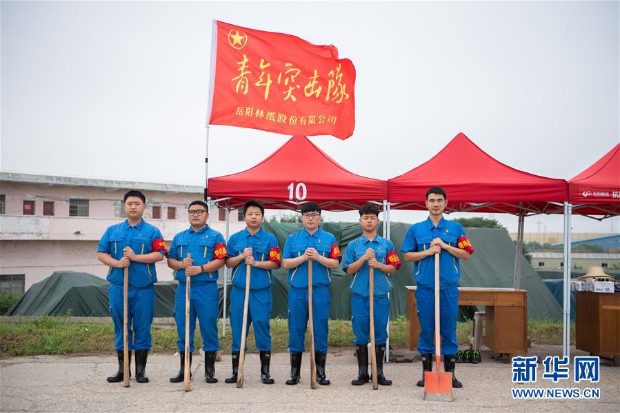（防汛抗洪·圖文互動(dòng)）（8）在大堤上成長，為人民守護(hù)——洪水中的青年“生力軍”