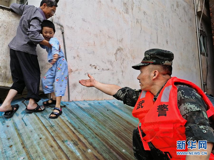 (防汛抗洪·圖文互動(dòng))(6)解放軍和武警抗洪搶險(xiǎn)部隊(duì)各級黨組織充分發(fā)揮戰(zhàn)斗堡壘作用