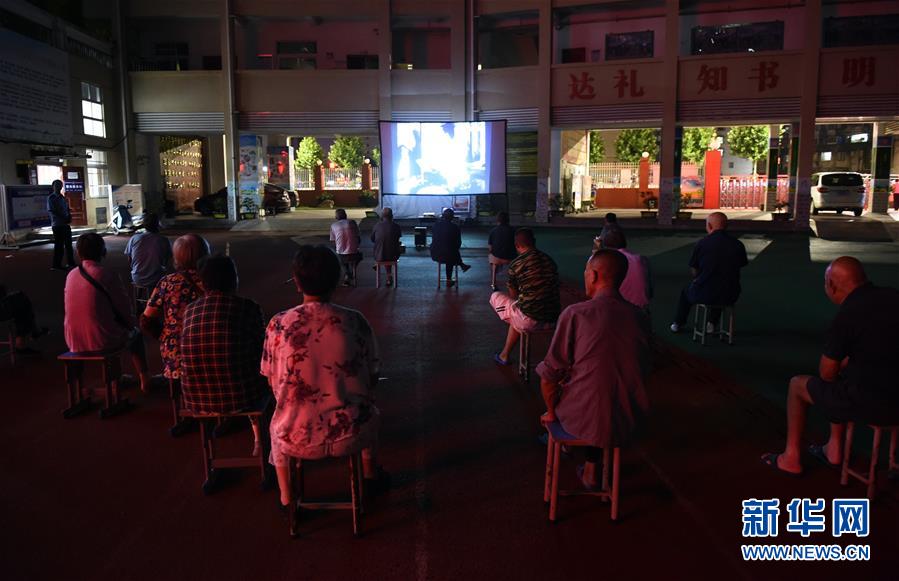 (新華全媒頭條·圖文互動)(15)百萬群眾大轉(zhuǎn)移——抗洪搶險救援直擊