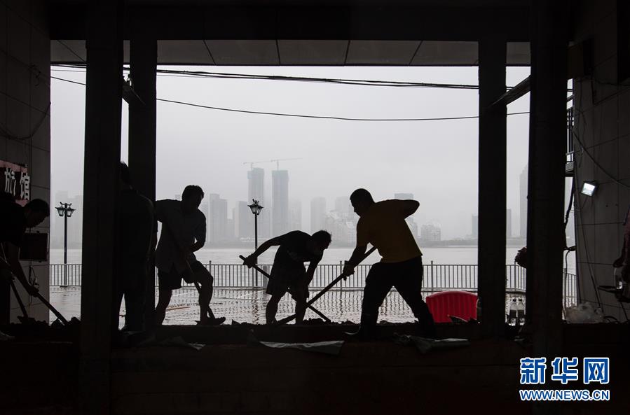 （在習近平新時代中國特色社會主義思想指引下——新時代新作為新篇章·習近平總書記關切事·圖文互動）（3）戰(zhàn)疫魔,斗洪魔——湖北全力應對防疫、防汛疊加“雙考”