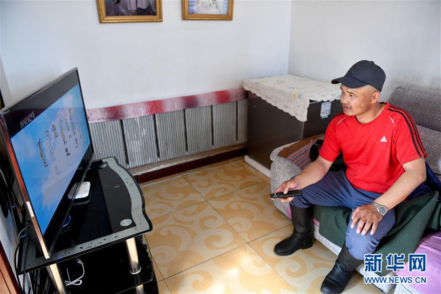 （走向我們的小康生活&middot;圖文互動）（3）草原有了網(wǎng)，手機(jī)能放羊&mdash;&mdash;看呼倫貝爾大草原牧民生活變了樣 