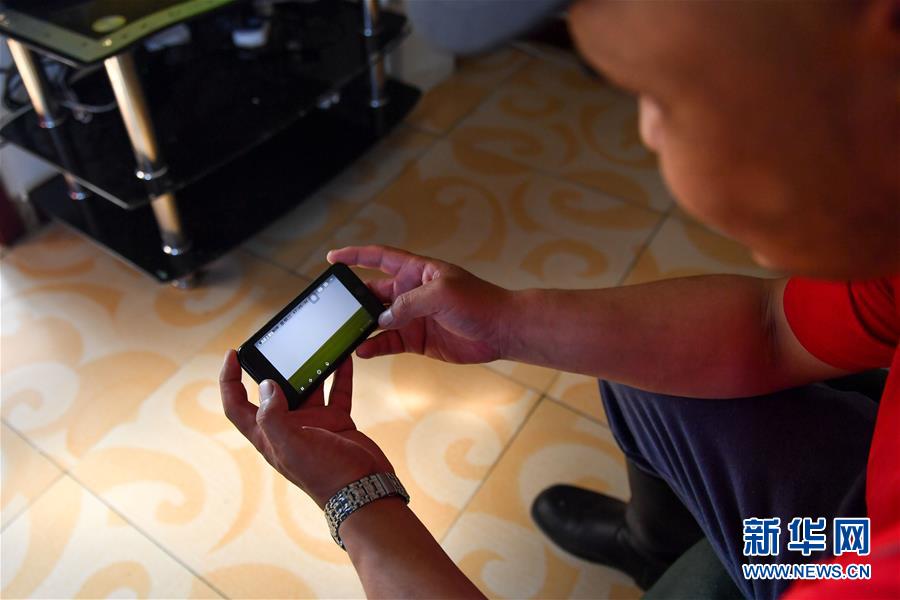 （走向我們的小康生活&middot;圖文互動）（4）草原有了網(wǎng)，手機(jī)能放羊&mdash;&mdash;看呼倫貝爾大草原牧民生活變了樣 