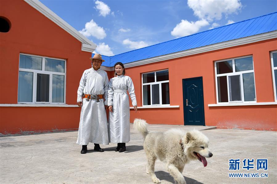 （走向我們的小康生活&middot;圖文互動）（6）草原有了網(wǎng)，手機(jī)能放羊&mdash;&mdash;看呼倫貝爾大草原牧民生活變了樣 