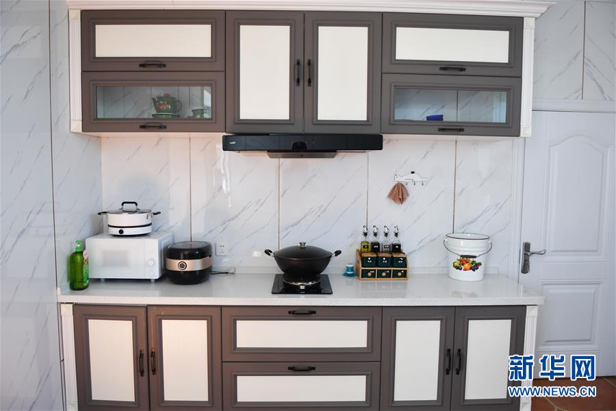 （走向我們的小康生活&middot;圖文互動）（7）草原有了網(wǎng)，手機(jī)能放羊&mdash;&mdash;看呼倫貝爾大草原牧民生活變了樣 