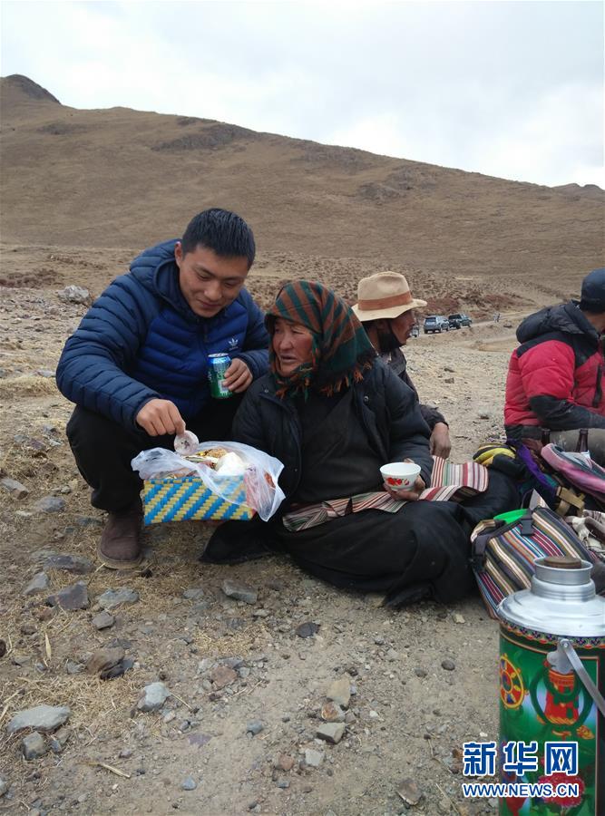 （在習(xí)近平新時(shí)代中國(guó)特色社會(huì)主義思想指引下&mdash;&mdash;新時(shí)代新作為新篇章&middot;習(xí)近平總書(shū)記關(guān)切事&middot;圖文互動(dòng)）（3）青春做伴，西部放歌&mdash;&mdash;走近扎根西部建設(shè)邊疆的大學(xué)生們