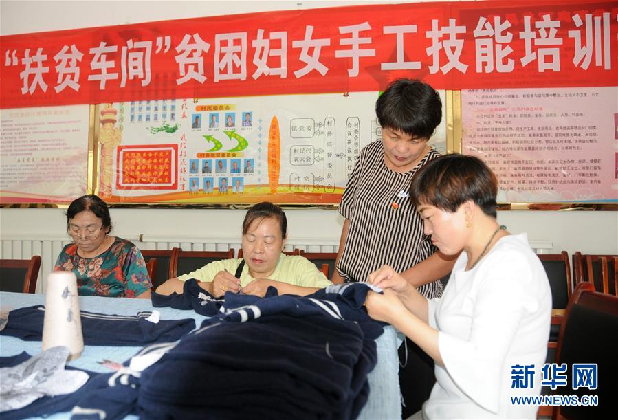 （決戰(zhàn)決勝脫貧攻堅(jiān)&middot;圖文互動(dòng)）（1）內(nèi)蒙古河套：一雙巧手、一副棒針、一團(tuán)毛線(xiàn)打造貧困戶(hù)&ldquo;炕頭經(jīng)濟(jì)&rdquo;