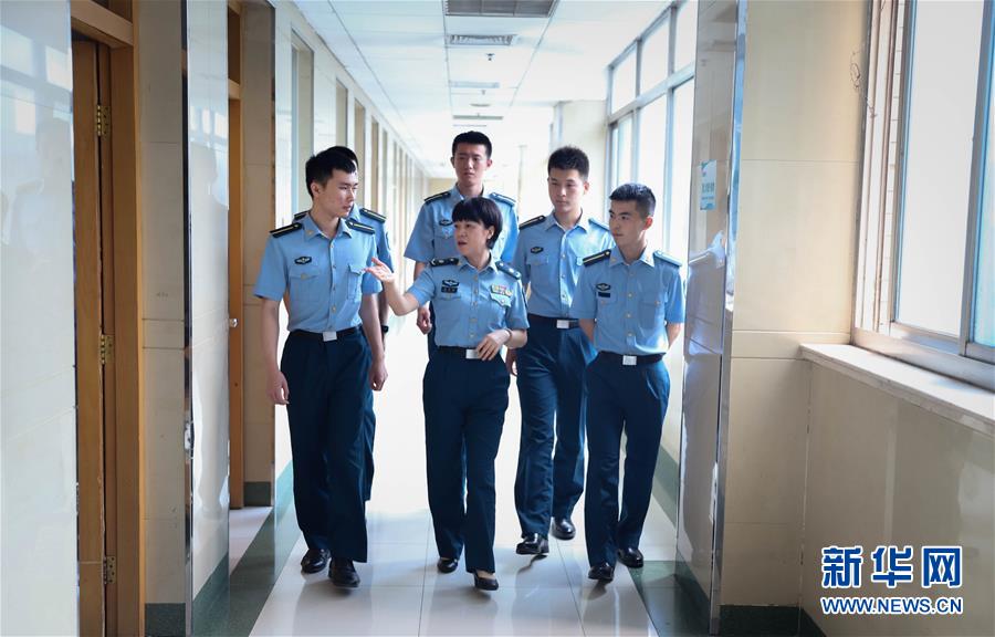 （圖文互動）（3）“白衣戰(zhàn)士”在沖鋒——記“最美新時(shí)代革命軍人”仲月霞