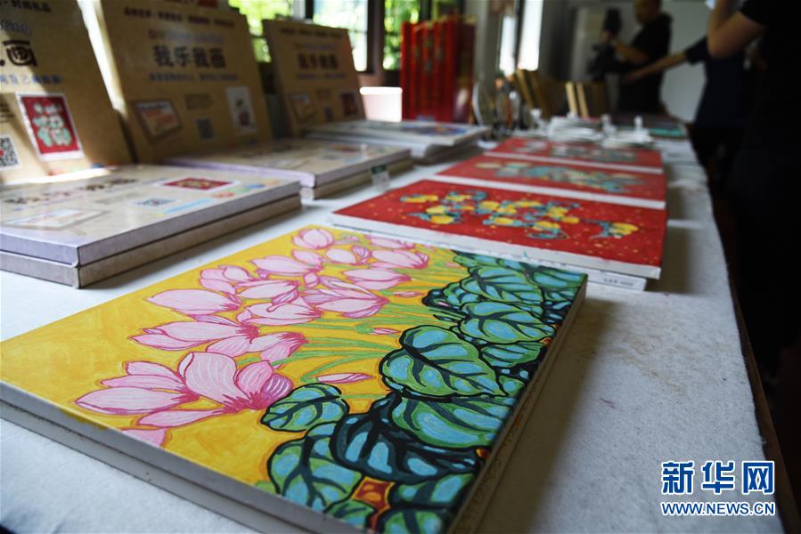 (走向我們的小康生活·圖文互動)(6)放下鋤頭拿畫筆——山東青州農(nóng)民畫繪出美好新生活