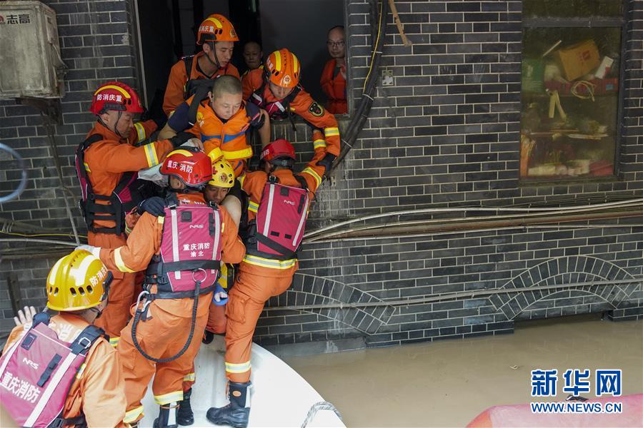 （防汛抗洪）（1）重慶：救援！在被洪水漫過(guò)的街巷之間