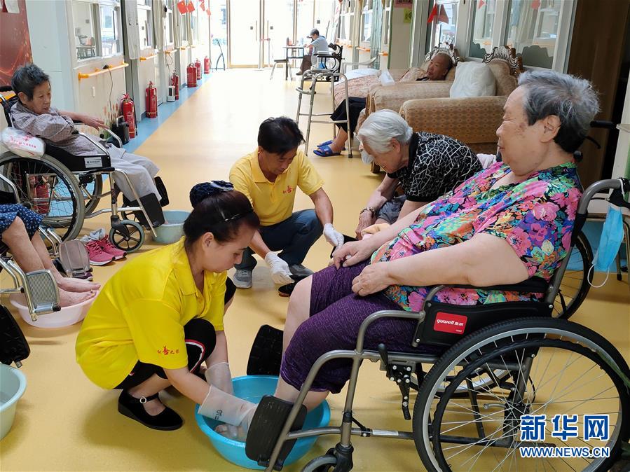 （走向我們的小康生活·圖文互動）（3）北京“老有所養(yǎng)”的床邊、身邊、周邊事