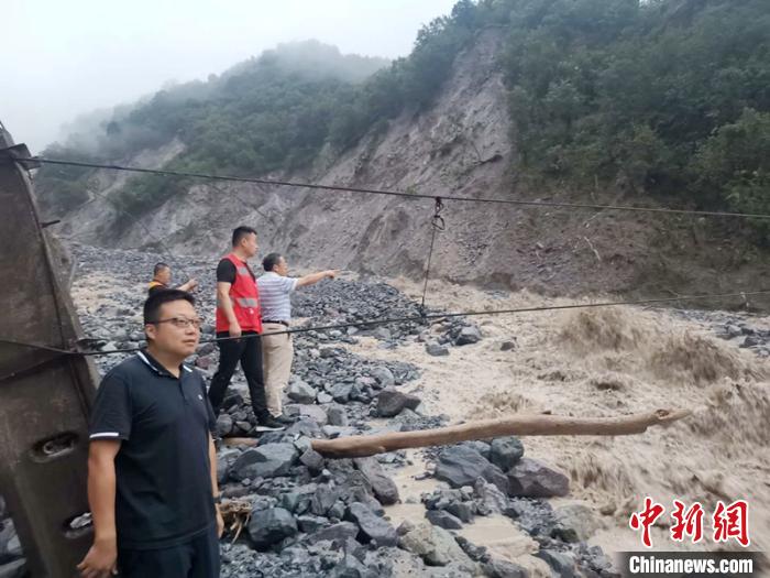 工作人員正在查勘泥石流災情?！ソ?攝