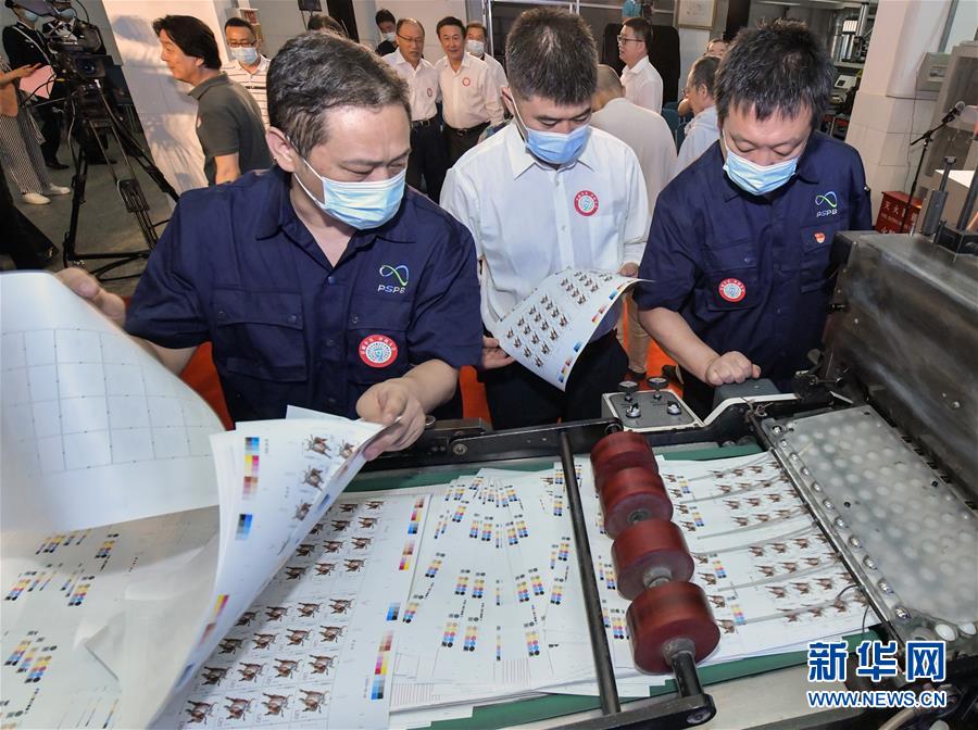 (民生直通車·圖文互動(dòng))(1)揭秘生肖牛年郵票——《辛丑年》特種郵票開機(jī)印刷