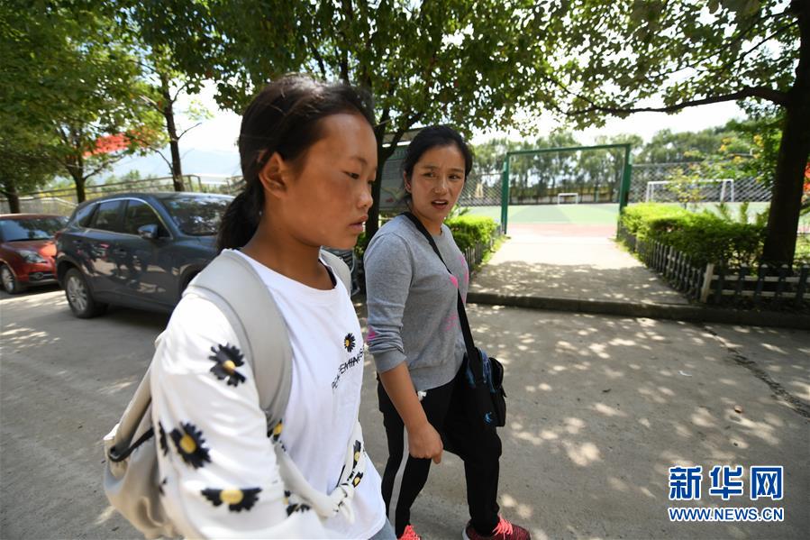 （熱點(diǎn)鮮報(bào)·圖文互動(dòng)）（1）為了大涼山的下一代，她奔赴在助學(xué)路上