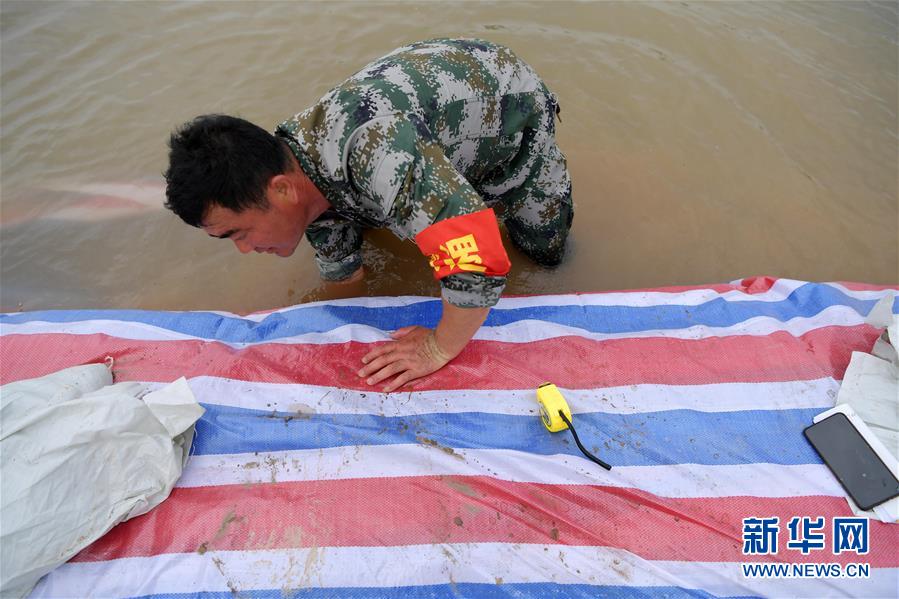 （在習(xí)近平新時(shí)代中國(guó)特色社會(huì)主義思想指引下&mdash;&mdash;新時(shí)代新作為新篇章&middot;習(xí)近平總書(shū)記關(guān)切事&middot;圖文互動(dòng)）（1）洪峰浪尖，鮮紅的黨旗高高飄揚(yáng)&mdash;&mdash;記防汛抗洪一線的共產(chǎn)黨員
