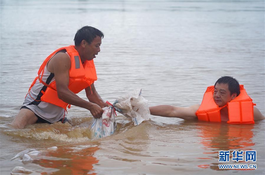 （在習(xí)近平新時(shí)代中國(guó)特色社會(huì)主義思想指引下&mdash;&mdash;新時(shí)代新作為新篇章&middot;習(xí)近平總書(shū)記關(guān)切事&middot;圖文互動(dòng)）（5）洪峰浪尖，鮮紅的黨旗高高飄揚(yáng)&mdash;&mdash;記防汛抗洪一線的共產(chǎn)黨員
