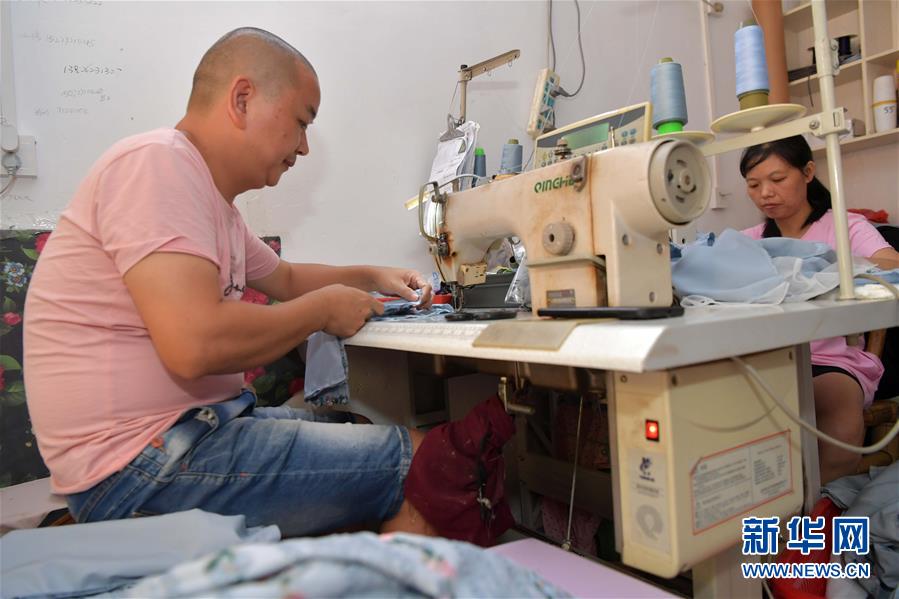 （走向我們的小康生活&middot;圖文互動）（1）&ldquo;一件衣裳&rdquo;，藏著脫貧致富新天地