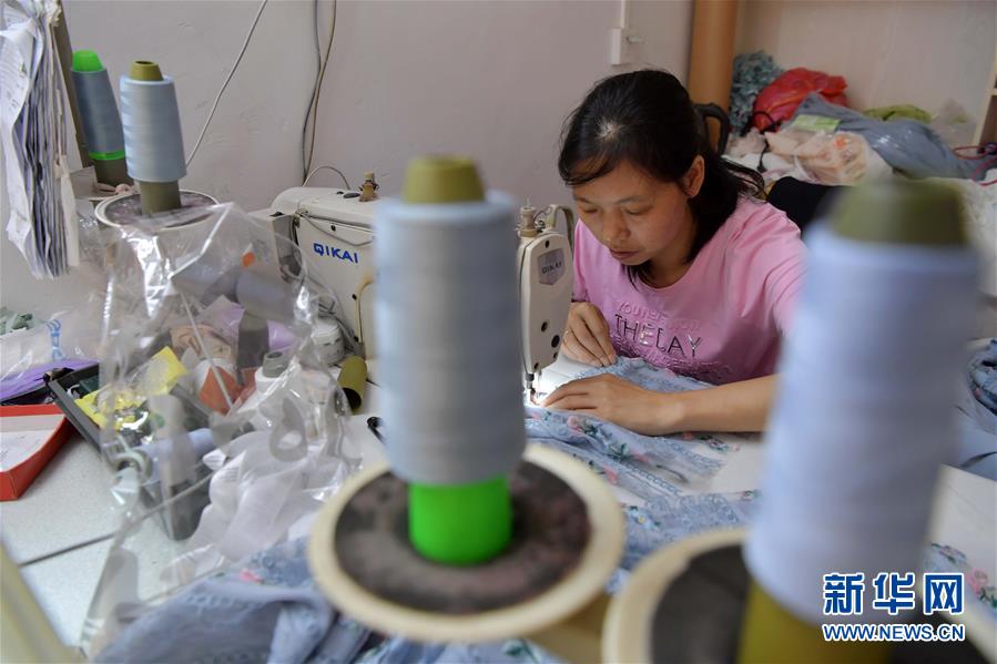 （走向我們的小康生活&middot;圖文互動）（2）&ldquo;一件衣裳&rdquo;，藏著脫貧致富新天地