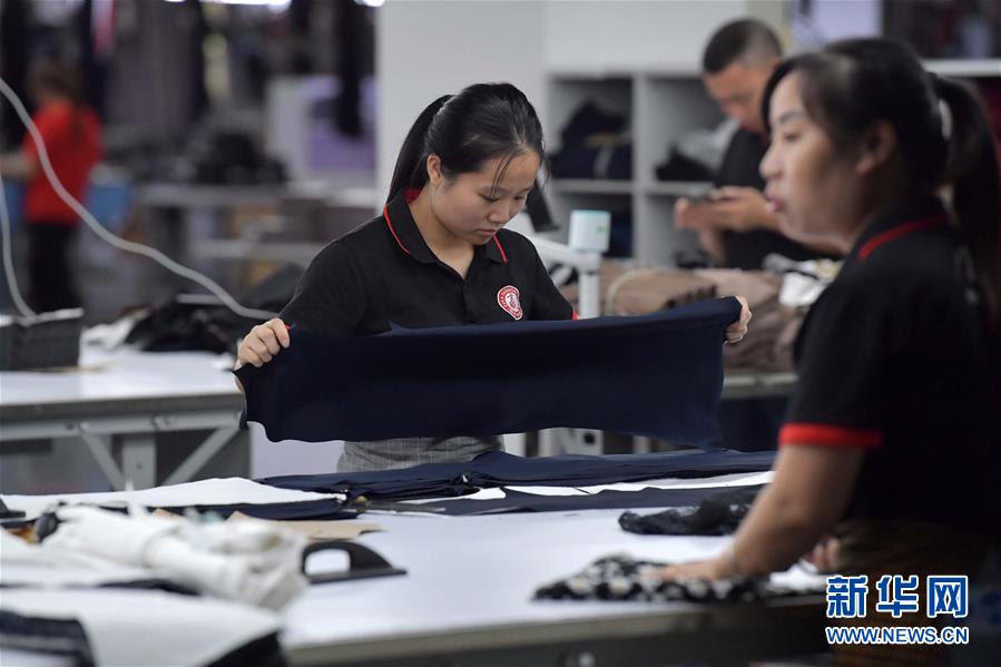 （走向我們的小康生活&middot;圖文互動）（3）&ldquo;一件衣裳&rdquo;，藏著脫貧致富新天地