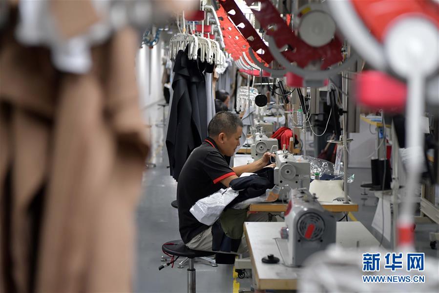 （走向我們的小康生活&middot;圖文互動）（4）&ldquo;一件衣裳&rdquo;，藏著脫貧致富新天地