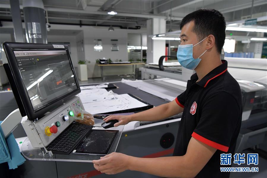 （走向我們的小康生活&middot;圖文互動）（6）&ldquo;一件衣裳&rdquo;，藏著脫貧致富新天地