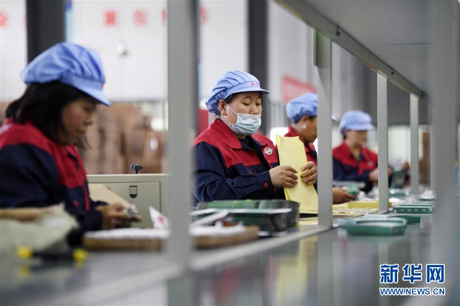 （在習(xí)近平新時(shí)代中國特色社會主義思想指引下&mdash;&mdash;新時(shí)代新作為新篇章&middot;習(xí)近平總書記關(guān)切事&middot;圖文互動）（1）&ldquo;綠色銀行&rdquo;發(fā)工資、&ldquo;股東&rdquo;分紅來敲門&hellip;&hellip;&mdash;&mdash;探索長效脫貧致富新機(jī)制見聞