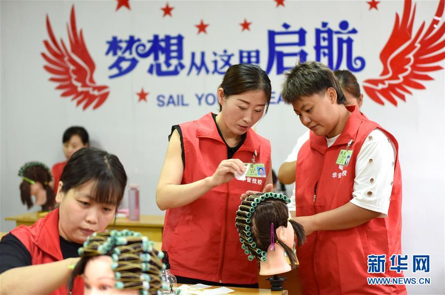 （習(xí)近平的小康故事&middot;新華視界&middot;圖文互動）（8）&ldquo;讓每個人都有人生出彩的機(jī)會&rdquo;&mdash;&mdash;習(xí)近平和人民教育的故事