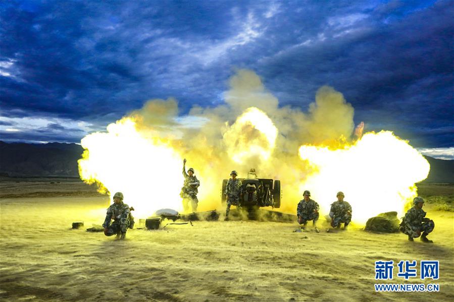 （在習(xí)近平強軍思想指引下&middot;我們在戰(zhàn)位報告&middot;圖文互動）（1）朵朵傘花綻放，勝戰(zhàn)精兵天降&mdash;&mdash;空降兵部隊某旅教導(dǎo)員余海龍帶領(lǐng)官兵傳承黃繼光精神記事