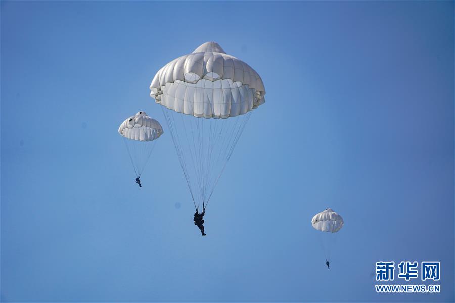 （在習(xí)近平強軍思想指引下&middot;我們在戰(zhàn)位報告&middot;圖文互動）（2）朵朵傘花綻放，勝戰(zhàn)精兵天降&mdash;&mdash;空降兵部隊某旅教導(dǎo)員余海龍帶領(lǐng)官兵傳承黃繼光精神記事