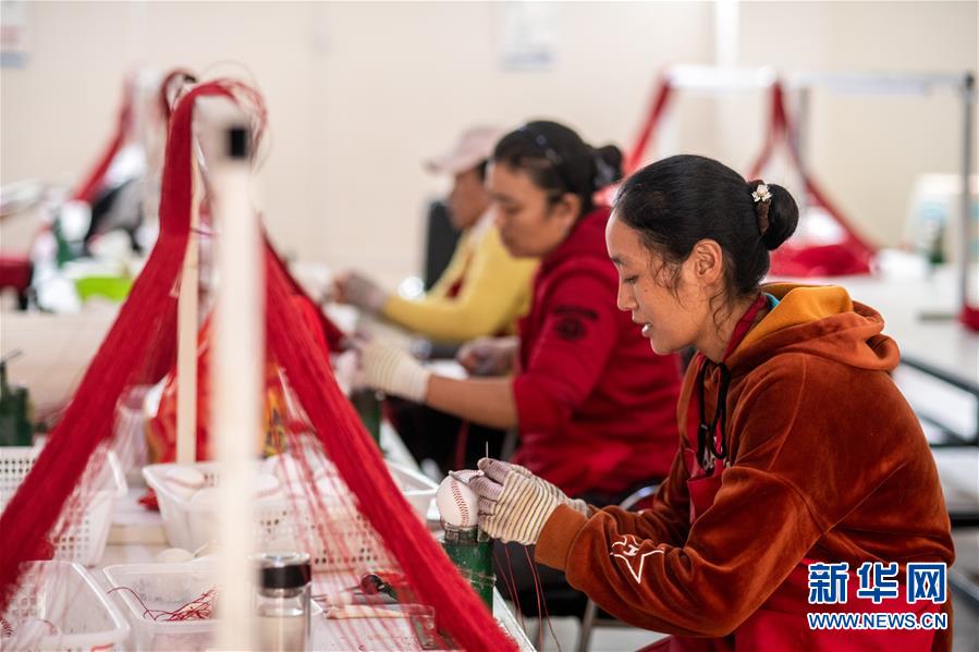 （決戰(zhàn)決勝脫貧攻堅(jiān)&middot;圖文互動）（2）搬遷點(diǎn)的快樂事&mdash;&mdash;云南努力讓搬遷群眾安居樂業(yè)