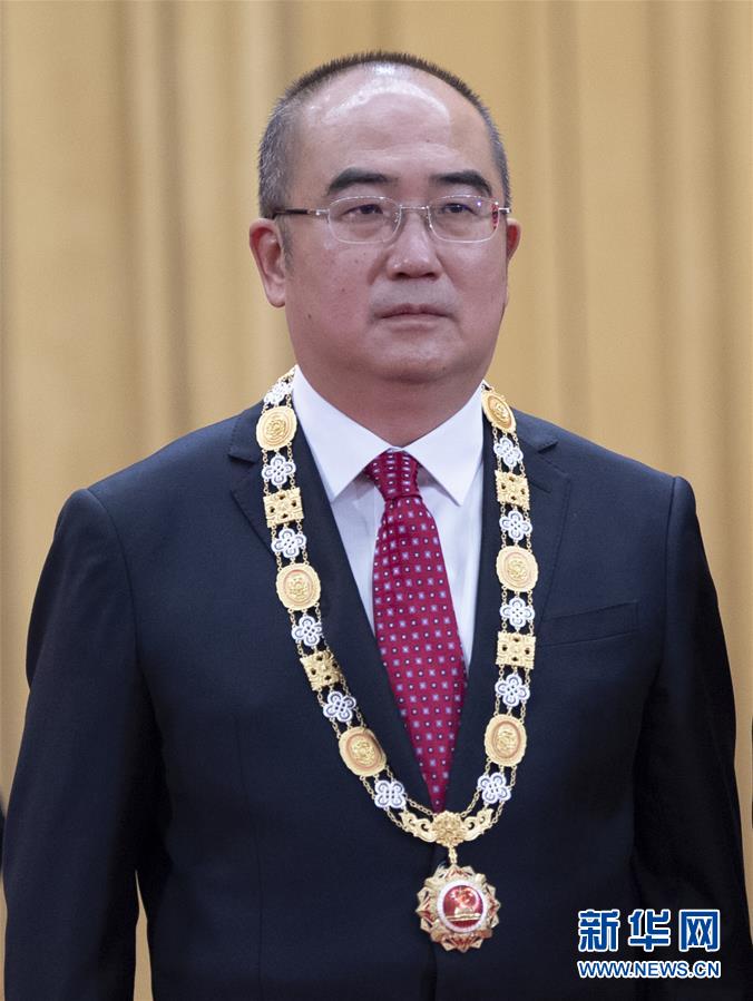 （抗疫先進(jìn)事跡·圖文互動(dòng)）（1）張定宇：疫情“暴風(fēng)眼”里，“漸凍”之軀與時(shí)間賽跑
