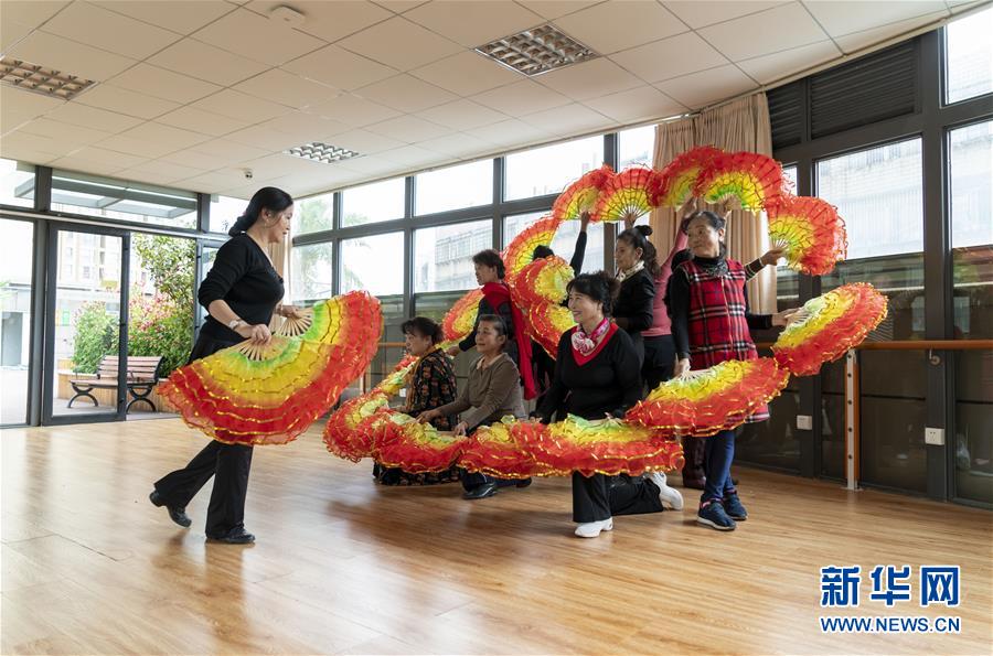 (五中全會(huì)精神在基層·圖文互動(dòng))(2)許你一個(gè)暖暖的“人生秋天”——看“春城”這座小樓如何盤(pán)活養(yǎng)老事業(yè)