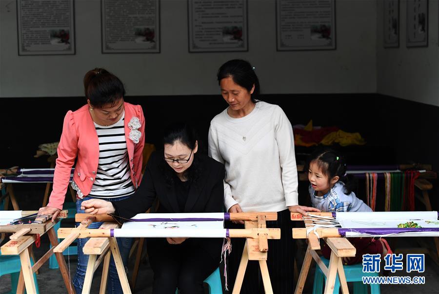 （兩會人物·圖文互動）（1）帶娃、賺錢兩不誤——一位農(nóng)民工代表眼中的脫貧新工作