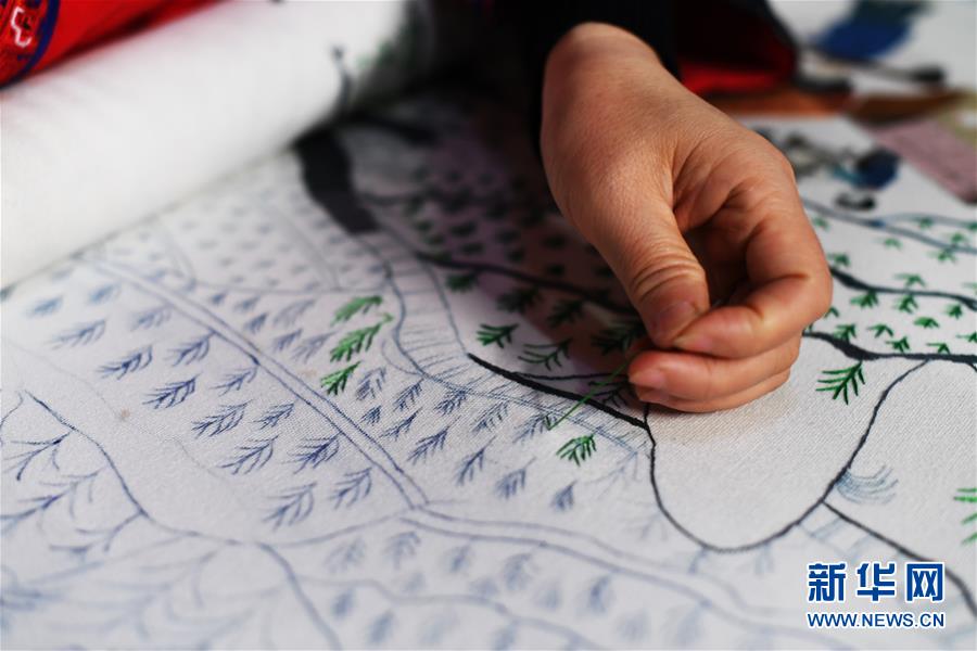 （兩會人物·圖文互動）（2）帶娃、賺錢兩不誤——一位農(nóng)民工代表眼中的脫貧新工作